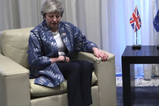 Νέες καθυστερήσεις παίζει η Μέι για το Brexit